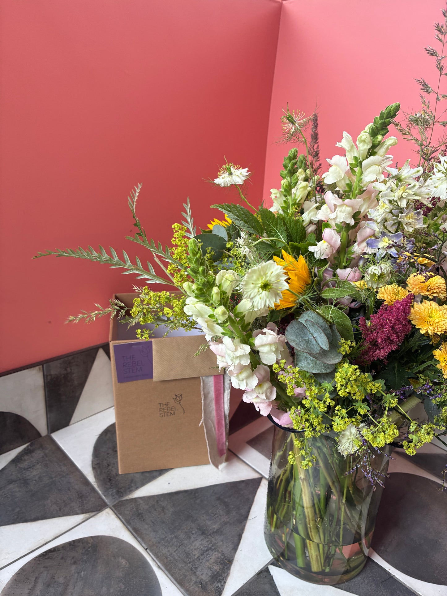 Seasonal wild arrangement with glass vase and gift box